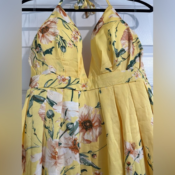 Yellow Floral Halter Dress 💐 - Picture 3 of 8